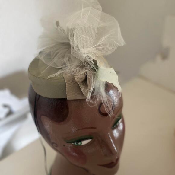 ElizaBeth Rohloff 1950s BEIGE SILK TULLE FASCINATOR HAT FEATHER VEIL FLORAL - Picture 2 of 3